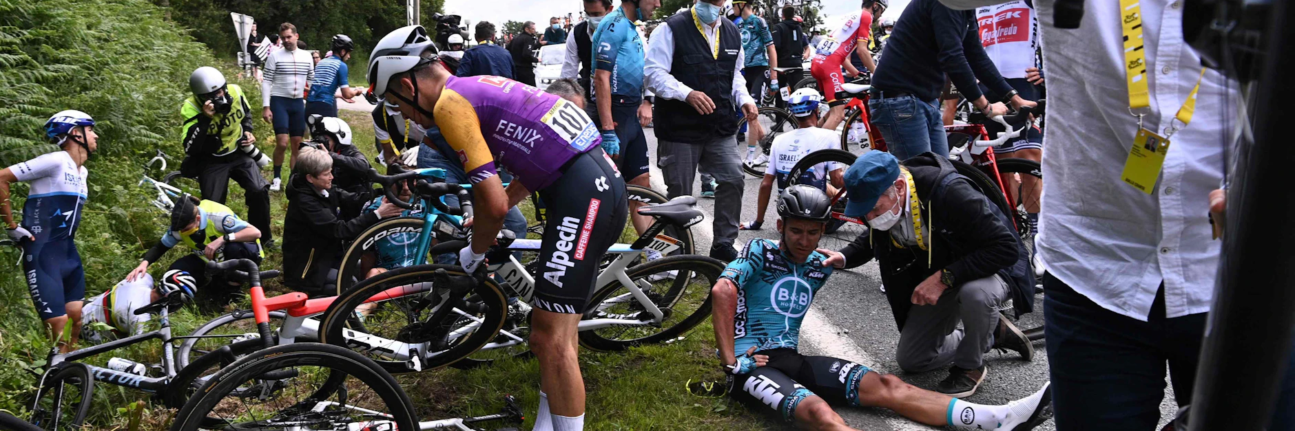 Massensturz bei der Tour – verursacht, weil eine Frau unbedingt ihre Omi grüßen wollte.