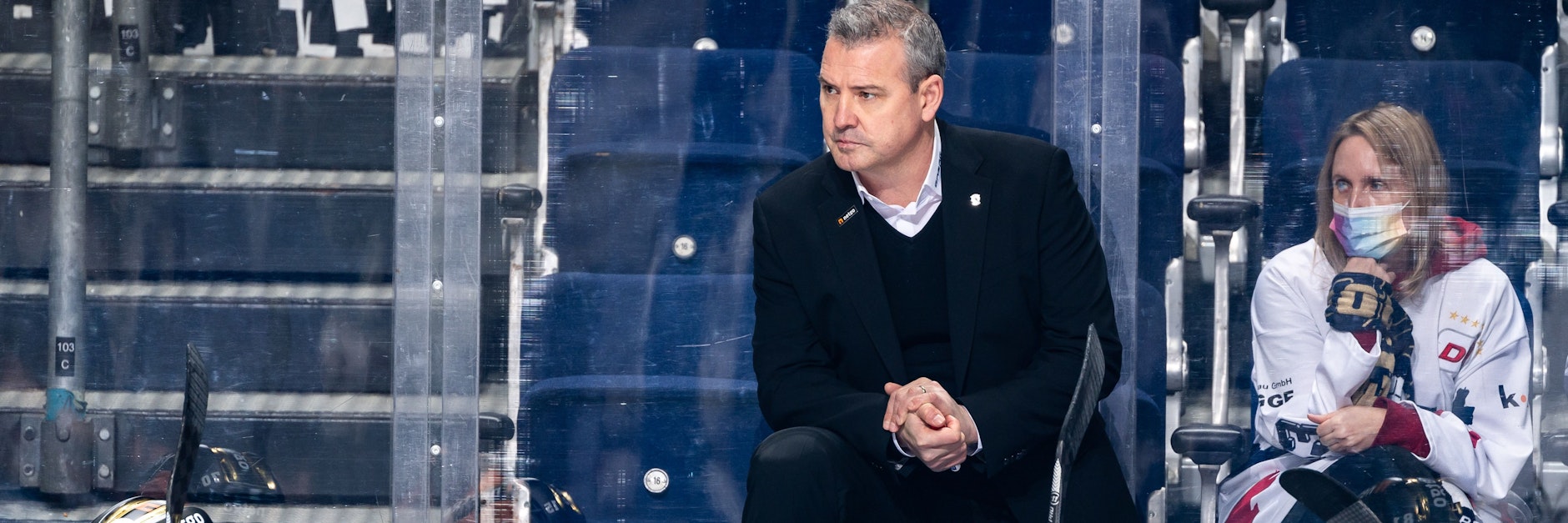 Coach Serge Aubin schwört seine Eisbären vorm Spiel gegen Köln auf die EHC-Tugenden ein.