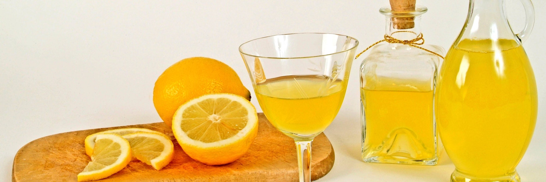 Selbstgemachter Orangenlikör in einer hübschen Flasche ist auch ein schönes Mitbringsel zu einer Kaffeerunde. Passt perfekt zu Plätzchen.