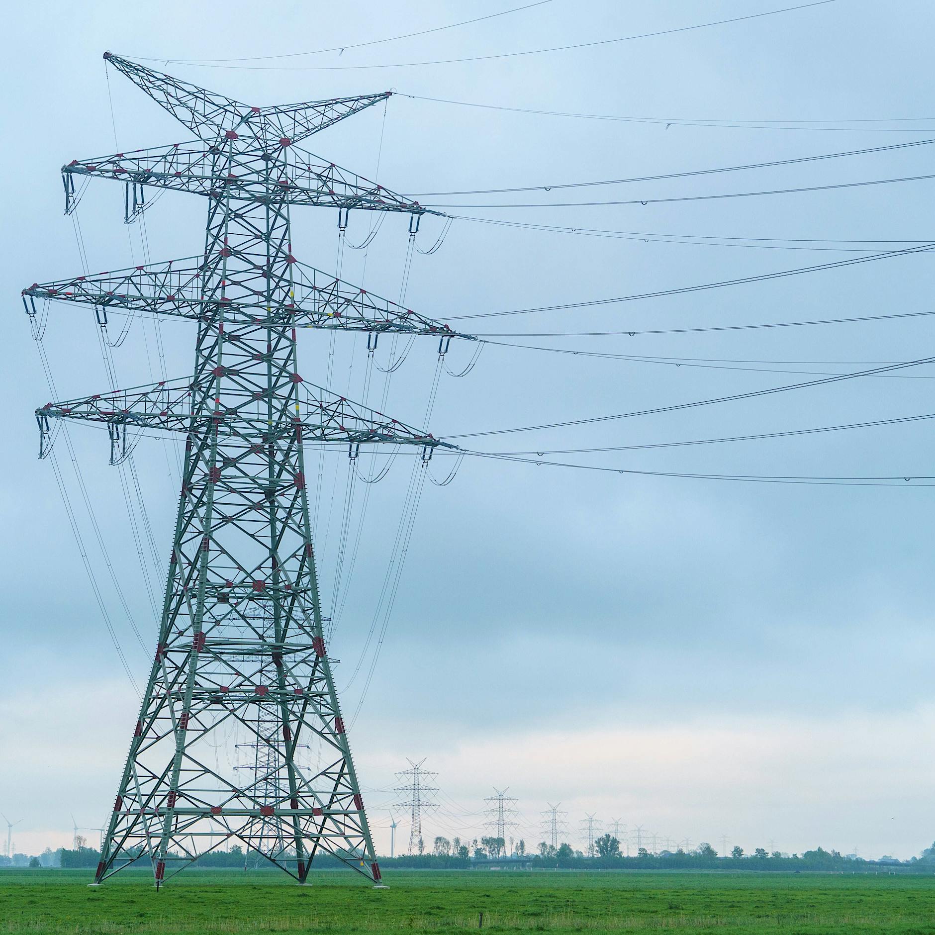 Frau klettert auf Hochspannungsmast und sorgt für großen Stromausfall