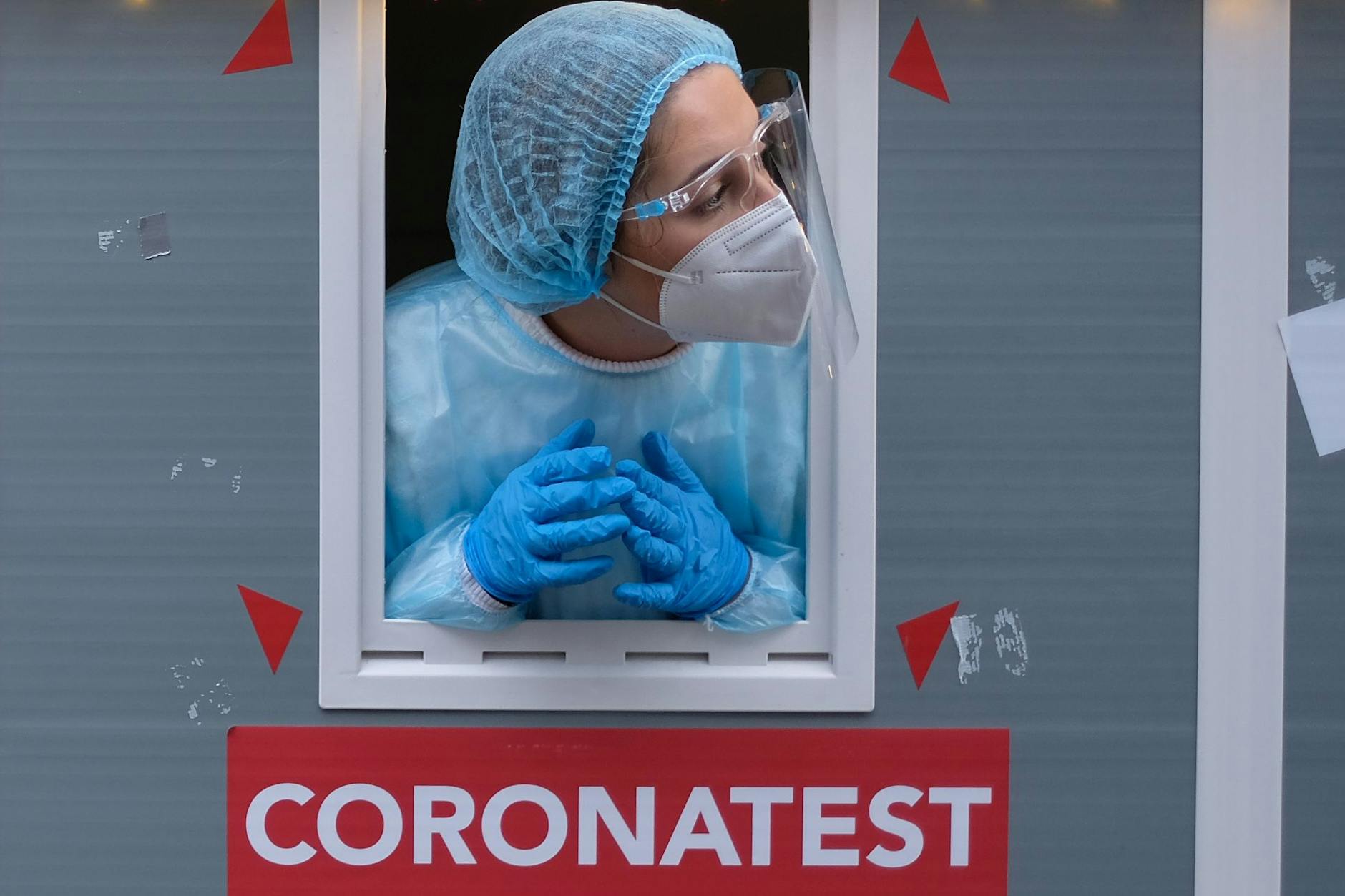 Die Viruslast im Nasen-Rachenraum ist laut dem Präsidenten des Paul-Ehrlich-Instituts bei geimpften und nicht geimpften Corona-Infizierten vergleichbar hoch.