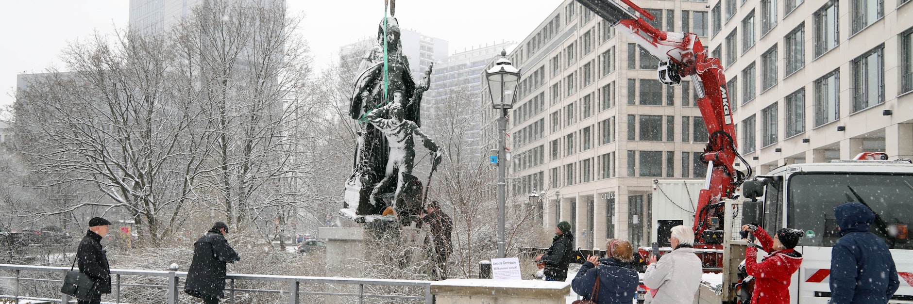 Gertraude und der Wanderbursche, dem sie zu trinken gibt, werden auf den Betonsockel neben der Gertraudenbrücke gezirkelt.