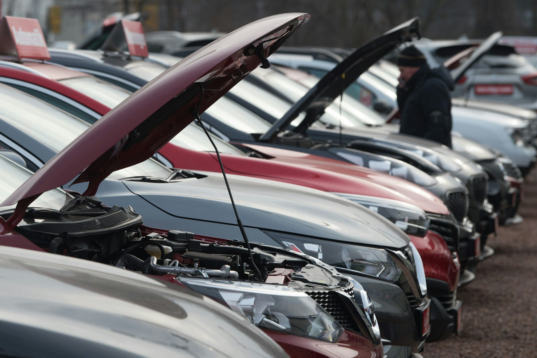 Ein Gebrauchtwagen-Handel. Einen günstigen Gebrauchtwagen zu finden, wird zunehmend schwierig. Die Preise für Secondhand-Autos steigen 2021 im Durchschnitt um 2000 Euro.