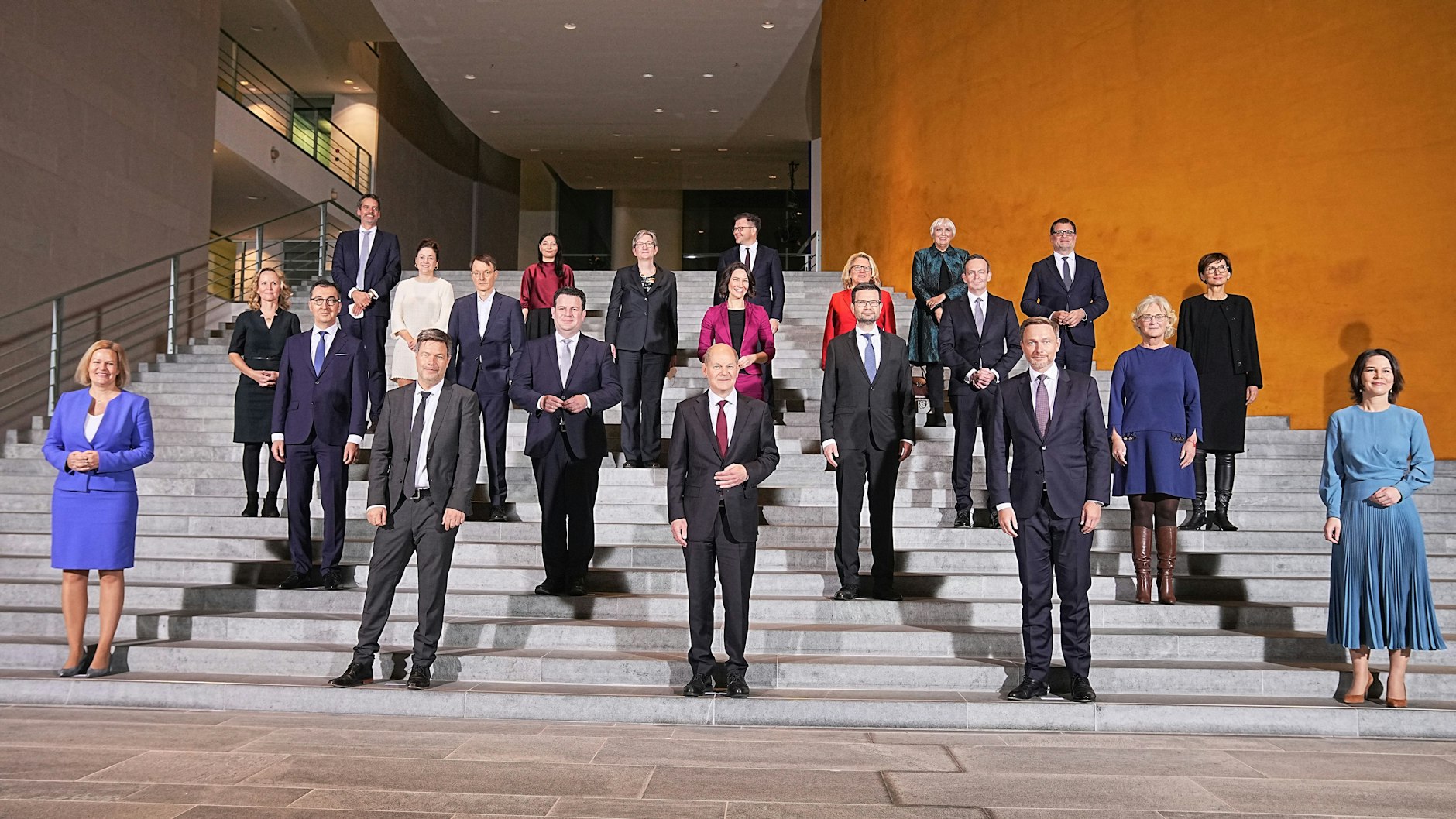 Die Minister im Ampel-Kabinett dürfen sich auch über höhere Bezüge freuen.