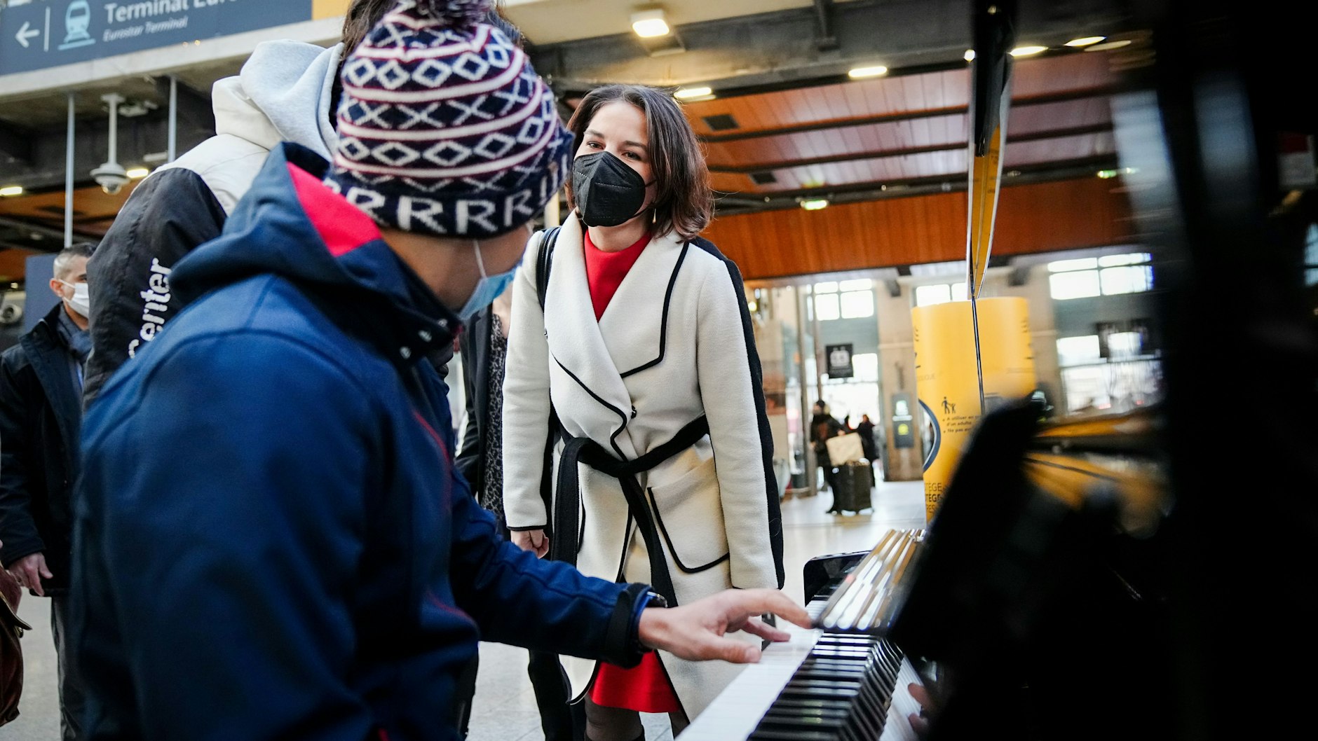 Am Pariser Bahnhof Gare du Nord plauderte Annalena Baerbock vor ihrer Abreise nach Brüssel mit Passanten am Klavier.