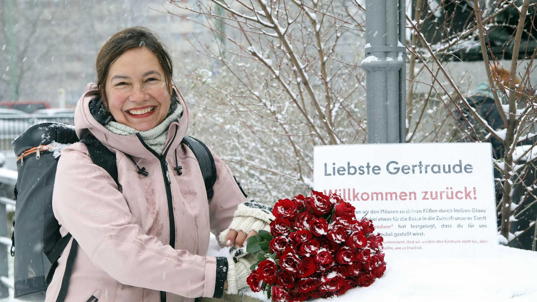 Die Archäologin Claudia Melisch begrüßte Gertraude mit einem Rosenstrauß.