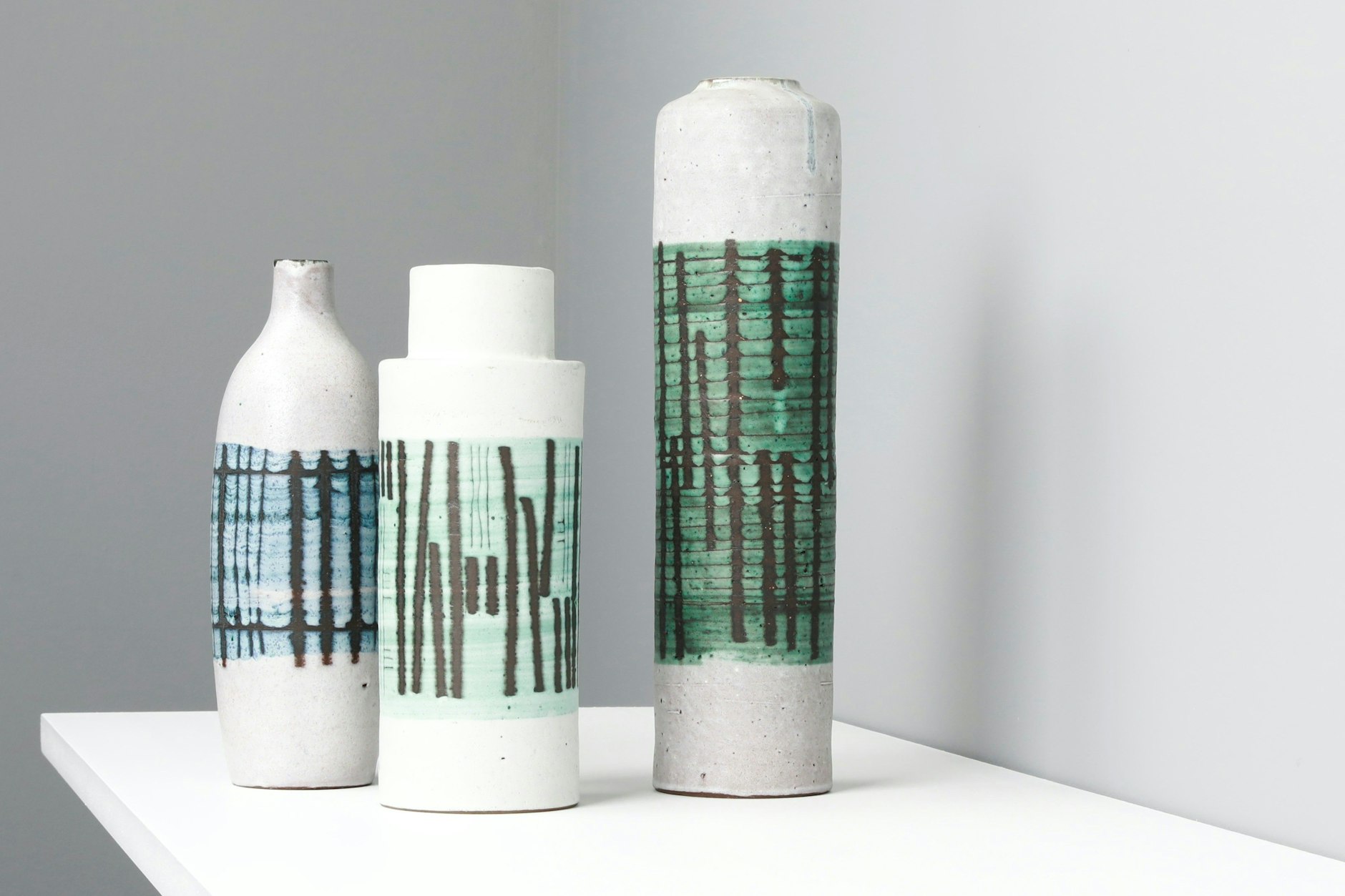 Viele Exponate sind im für die Künstlergruppe signifikanten „Saalfelder Grün“ gehalten.