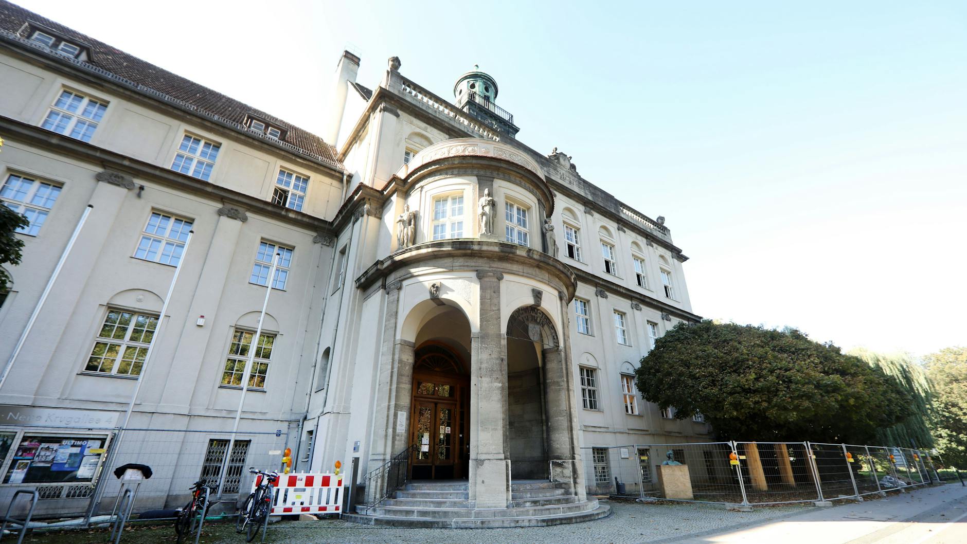 Blick auf das Rathaus in Treptow. Die Bezirke setzen die neue 3G-Regel für Behördenbesucher nicht immer konsequent durch.