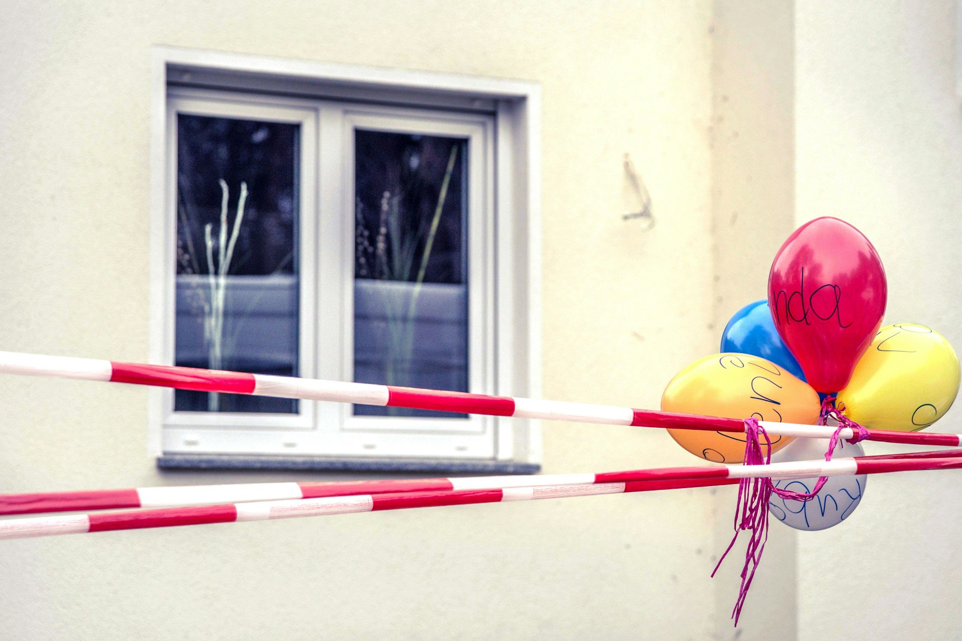 Absperrband und Luftballons zum Abschied vor dem Haus der Familie in Senzig.