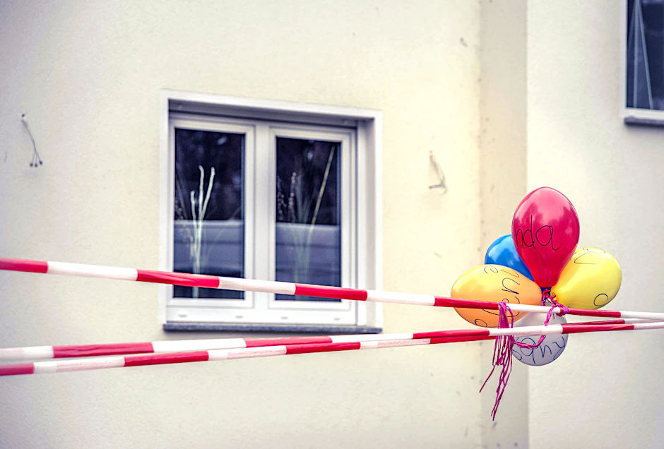 Absperrband und Luftballons zum Abschied vor dem Haus der Familie in Senzig.