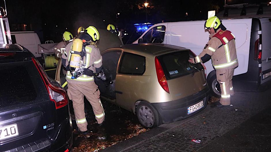 Feuerwehrleute löschen in Kreuzberg den Innenraum eines jener Autos, die der nun verhaftete Verdächtige angezündet haben soll.