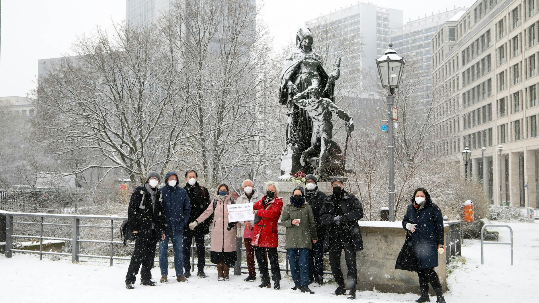 Bei der Wiederaufstellung versammelte sich ein Begrüßungskomitee von Gertrauden-Fans.