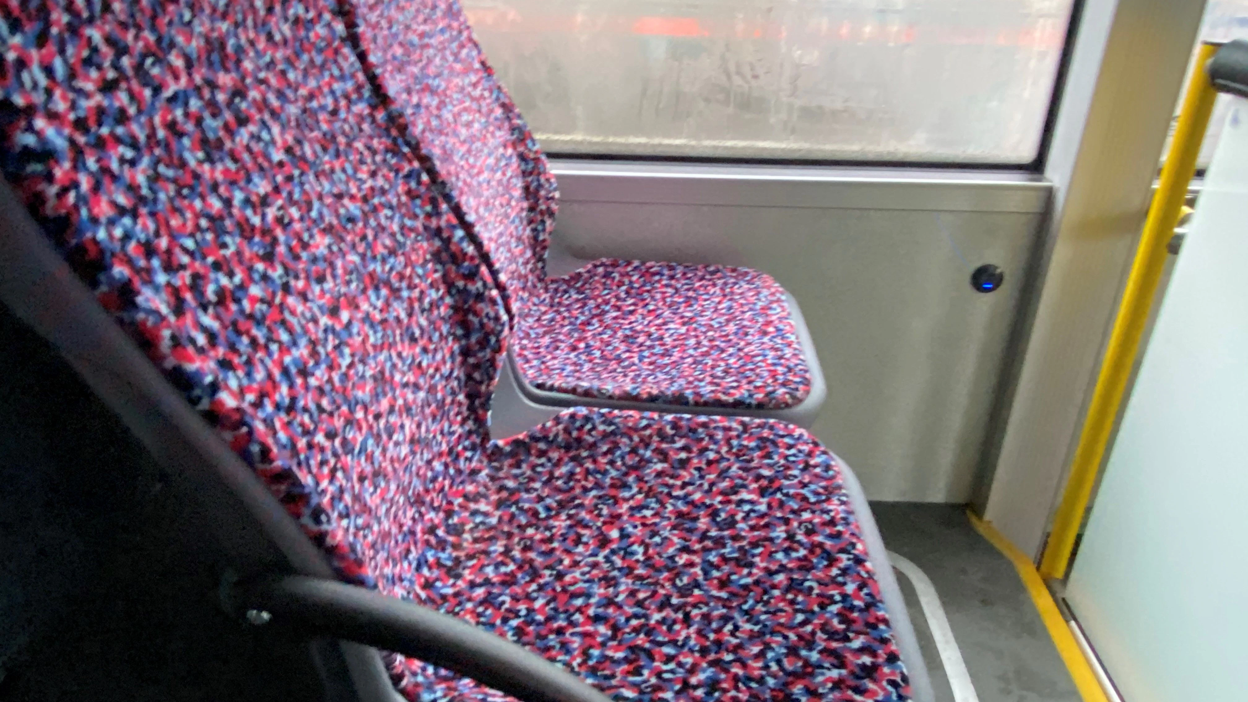 Auch diese Bussitze tragen das Wimmelmuster. In Fahrzeugen soll das Design erhalten bleiben, entschied das Landgericht Hamburg. Doch die Klägerseite ist damit nicht einverstanden und geht in die Berufung.