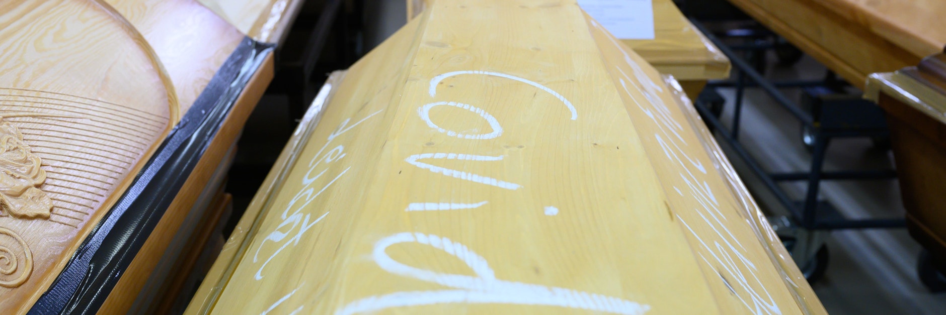 Covid steht auf diesem Sarg eines am Coronavirus gestorbenen Menschen in Dresden. Aber es versterben aktuell deutlich mehr Menschen, als die Corona-Todesstatistik es erwarten lässt. 