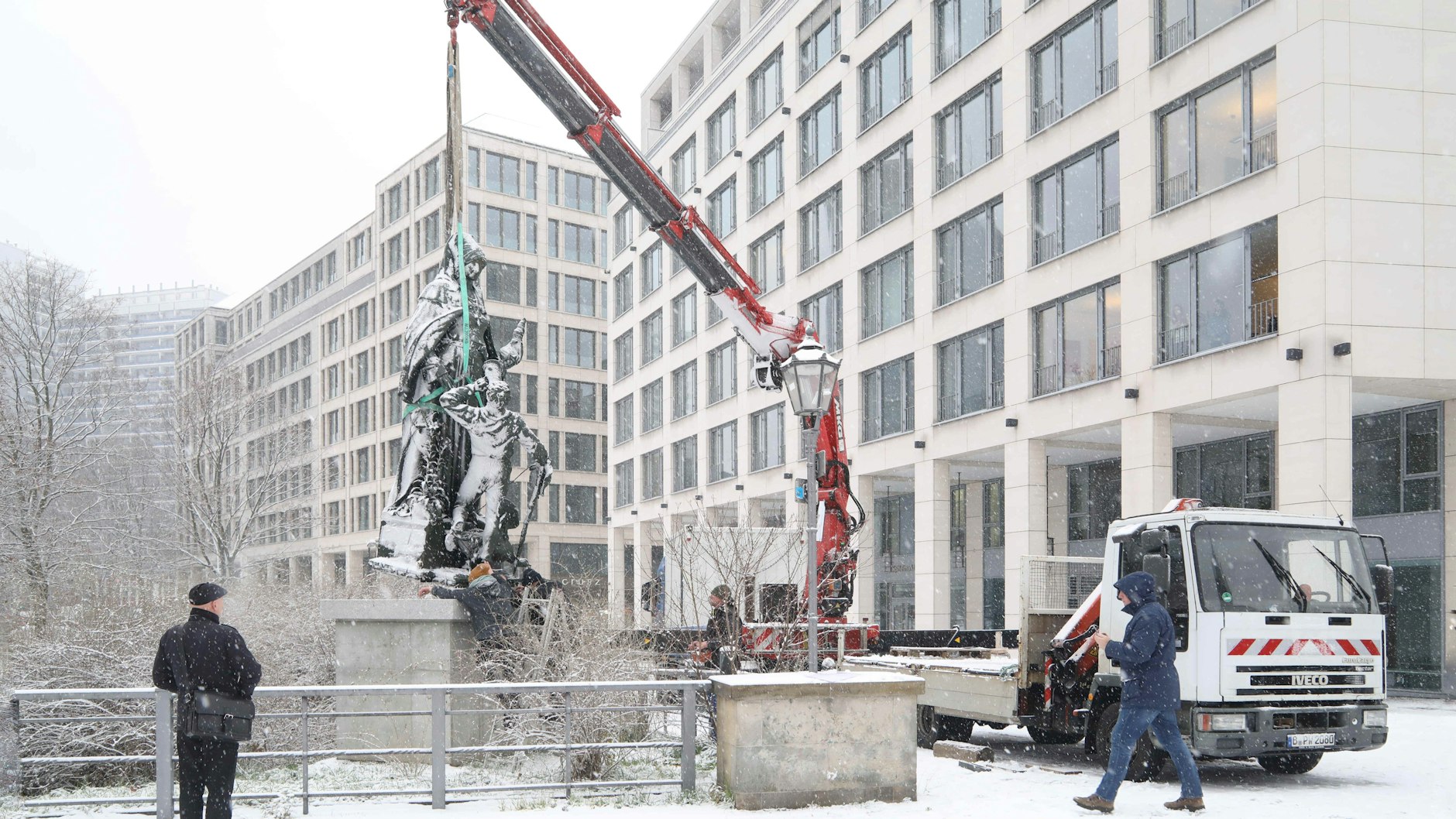 Gertraude wird auf ihren vorläufigen Platz auf einem Betonsockel gehievt.