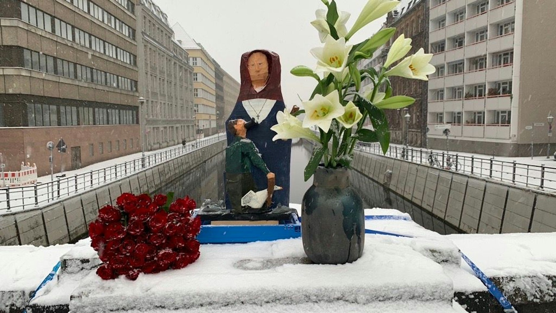 Verena Unbehaun von der Interessengemeinschaft Leipziger Straße stellte eine Pappmaché-Gertraude auf die Brückenbrüstung, die das 3-Tonnen-Original nicht mehr tragen kann.