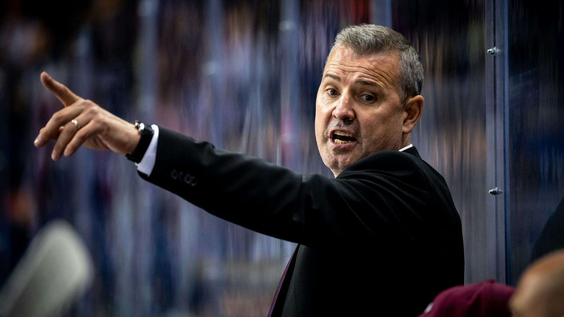 Eisbären-Trainer Serge Aubin fordert von seiner Mannschaft gegen die Kölner Haie eine Rückkehr zu den eigenen Tugenden.