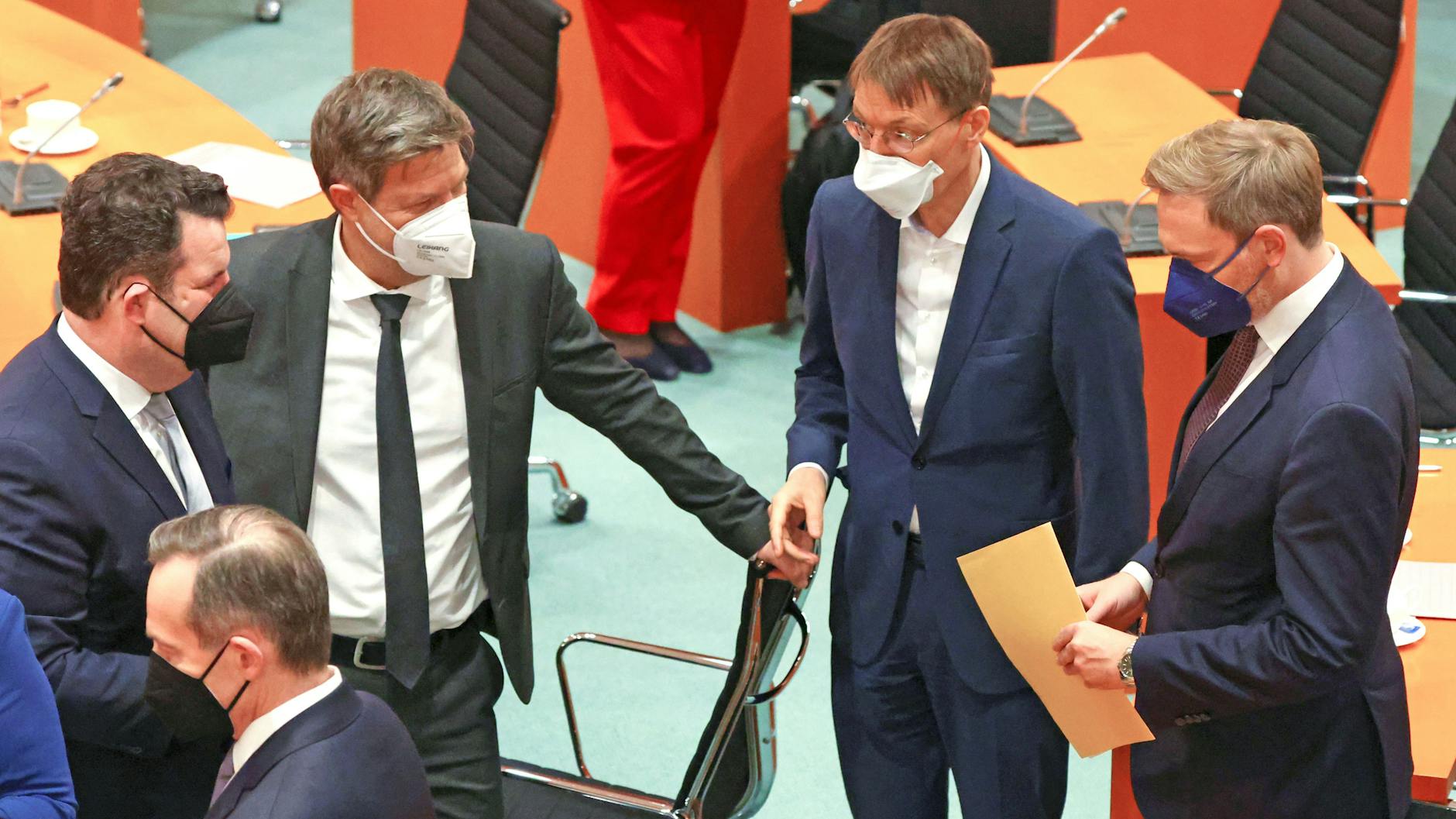 Sie haben jetzt alle Hände voll zu tun: Arbeitsminister Hubertus Heil (SPD/von links), Wirtschaftsminister Robert Habeck (Grüne), Gesundheitsminister Karl Lauterbach (SPD) und Finanzminister Christian Lindner (FDP).