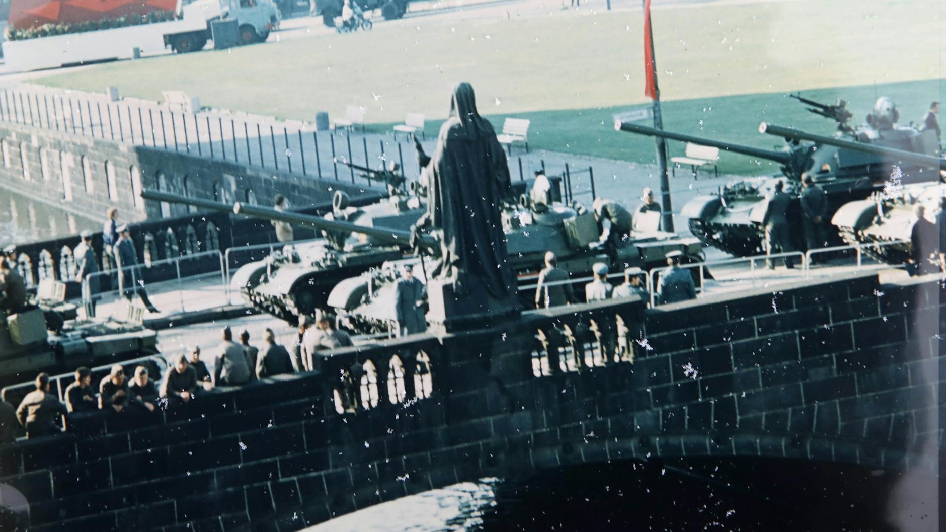 1974 rollten NVA-Panzer an Gertraude vorbei über die alte Brücke. Ein Beweis ihrer Haltbarkeit ...