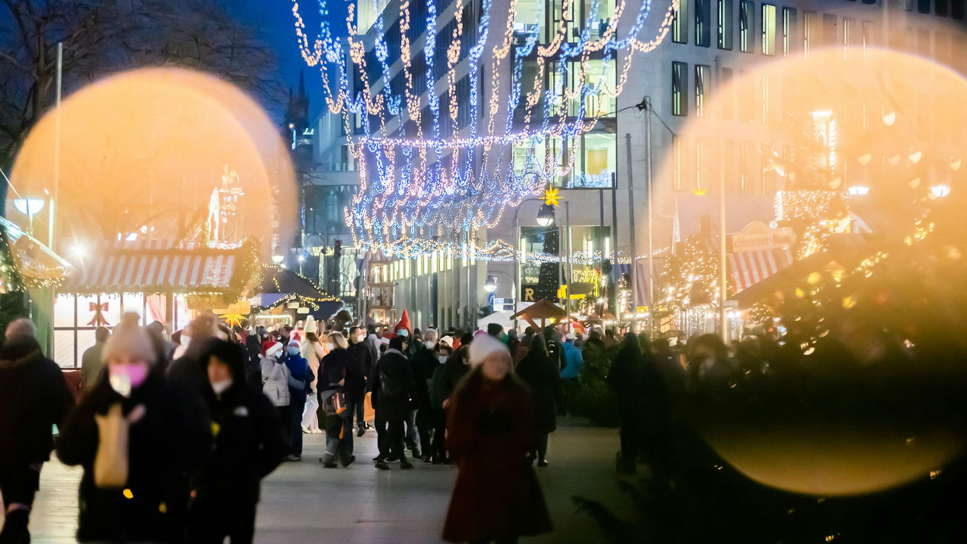 Besucher gehen über den Berliner Weihnachtsmarkt auf dem Breitscheidplatz. Aktuell gilt auf Weihnachtsmärkten die 2G-Regel plus Maskenpflicht (Archivbild). 