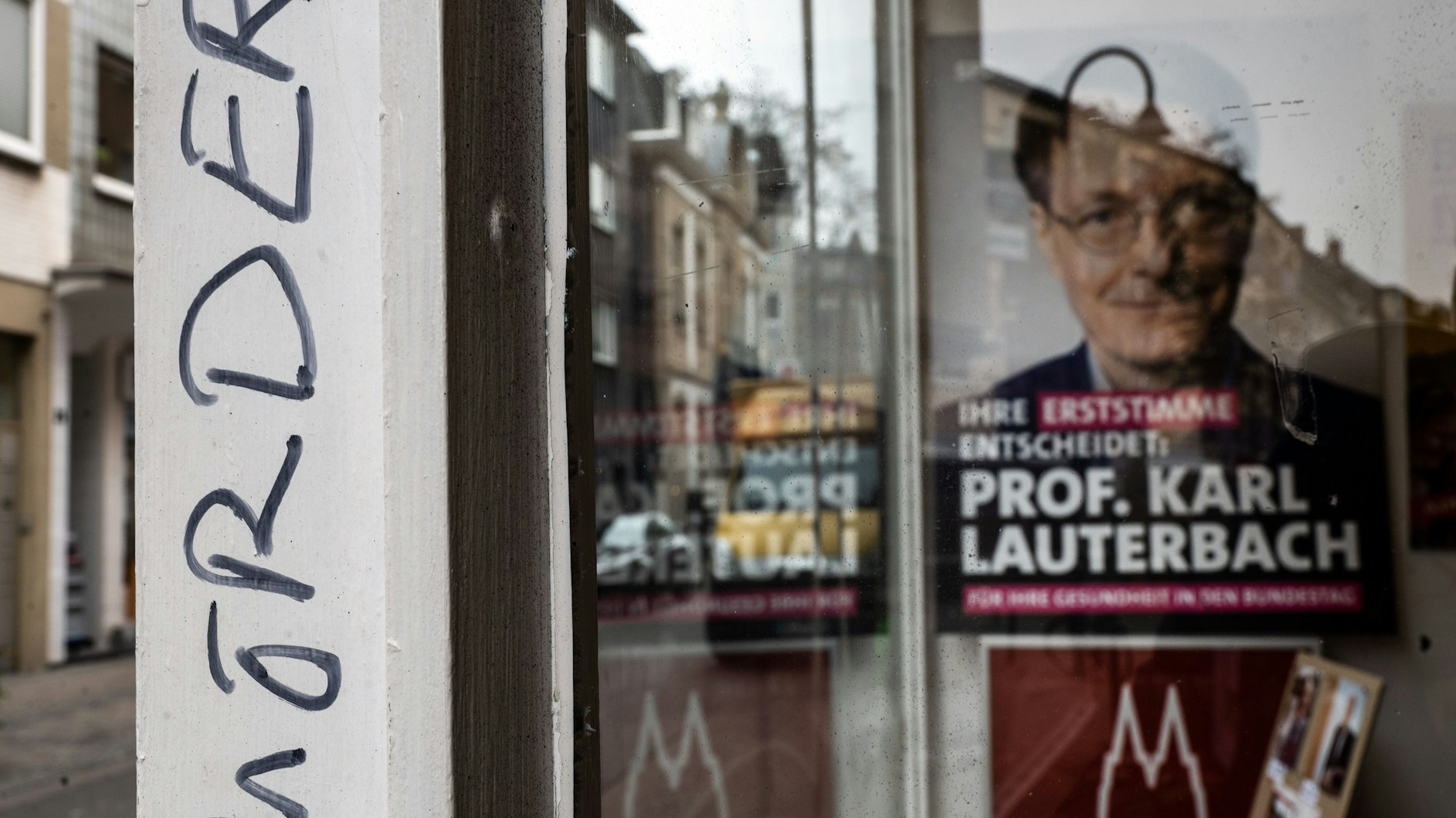 Das Wort „Mörder“ ist an die Fassade geschrieben