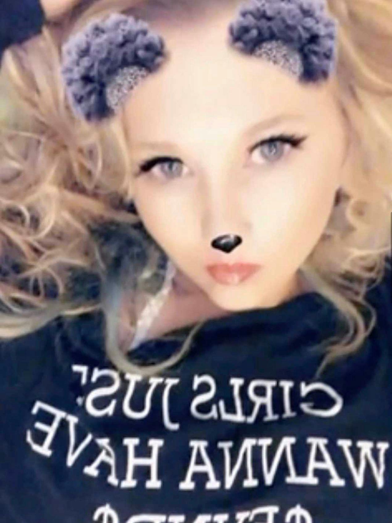 Laura Oglesby zeigte sich als ihre Tochter in sozialen Medien und machte sich per Filter noch jugendlicher.