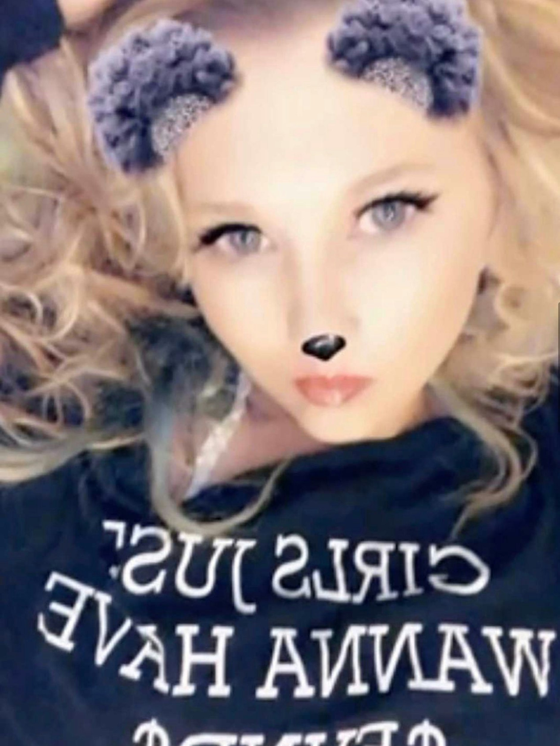 Laura Oglesby zeigte sich als ihre Tochter in sozialen Medien und machte sich per Filter noch jugendlicher.