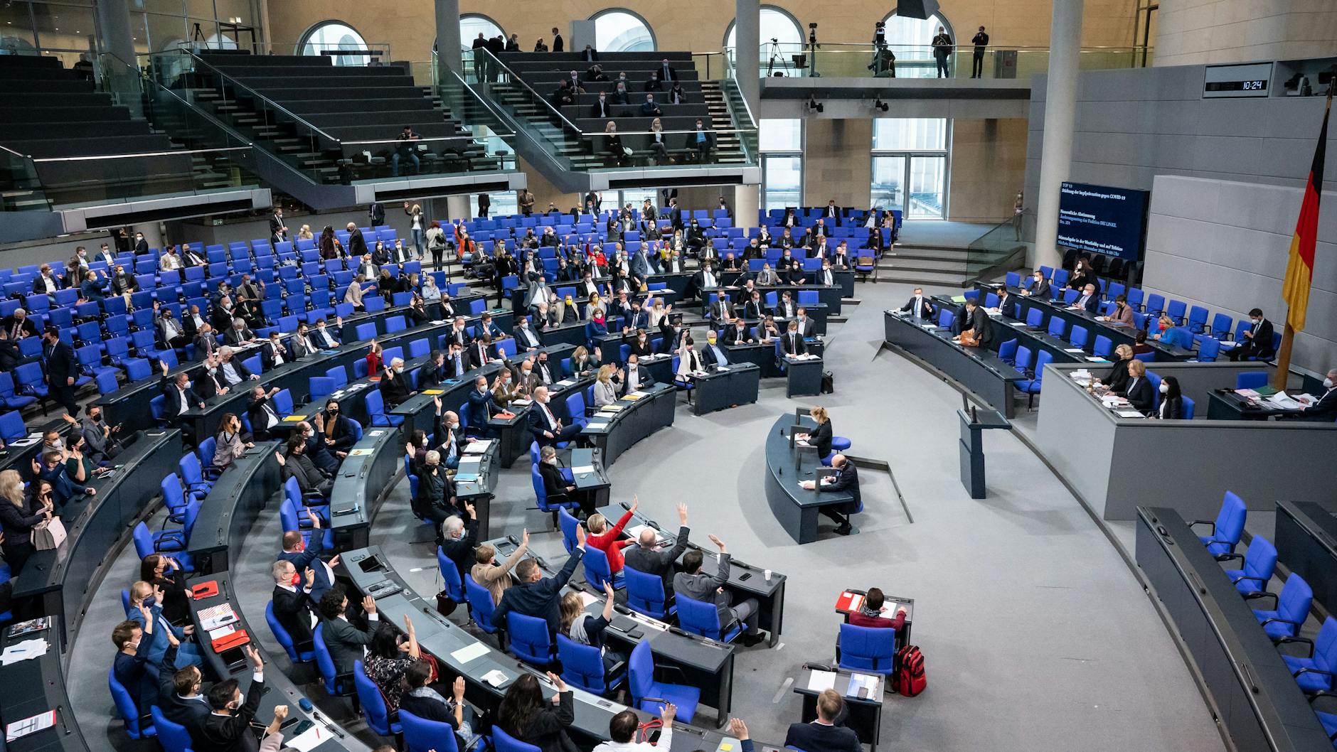 Die Bundestagsabgeordneten stimmen bei der Plenarsitzung im Deutschen Bundestag über einen Antrag ab.&nbsp; &nbsp;