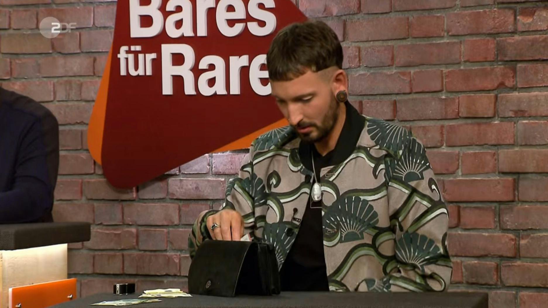 Muss tief in die Tasche greifen für den Messerständer: „Bares für Rares“-Händler Fabian Kahl.