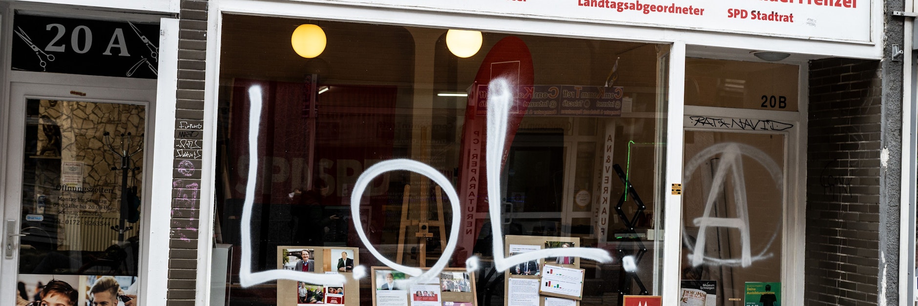 Das Kölner Wahlkreisbüro des neuen Bundesgesundheitsministers Karl Lauterbach (SPD) wurde in der Nacht zu Freitag beschmiert.