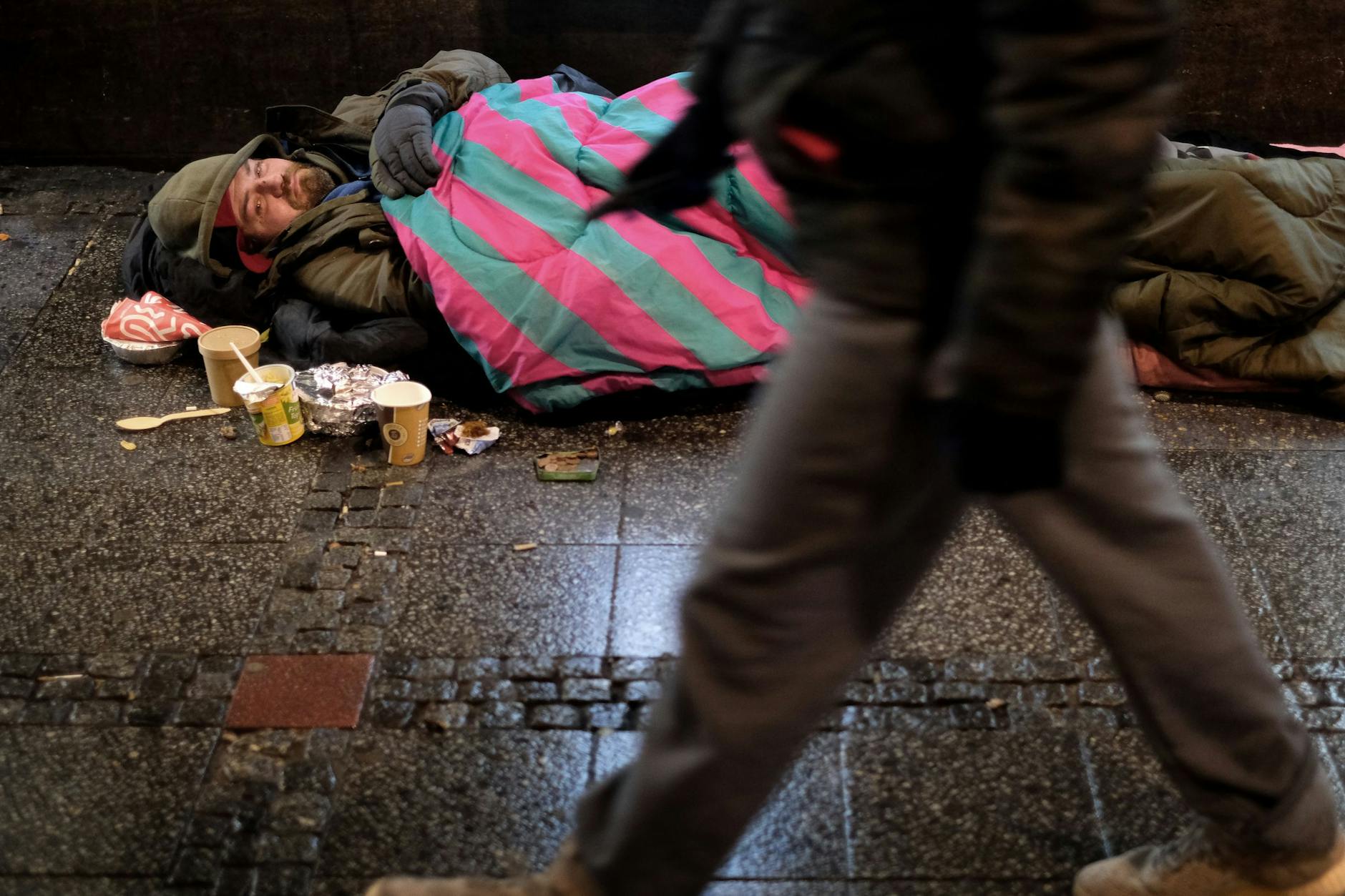 Bahnbrücke an der Hardenbergstraße am Zoo: Hier leben viele obdachlose Menschen.