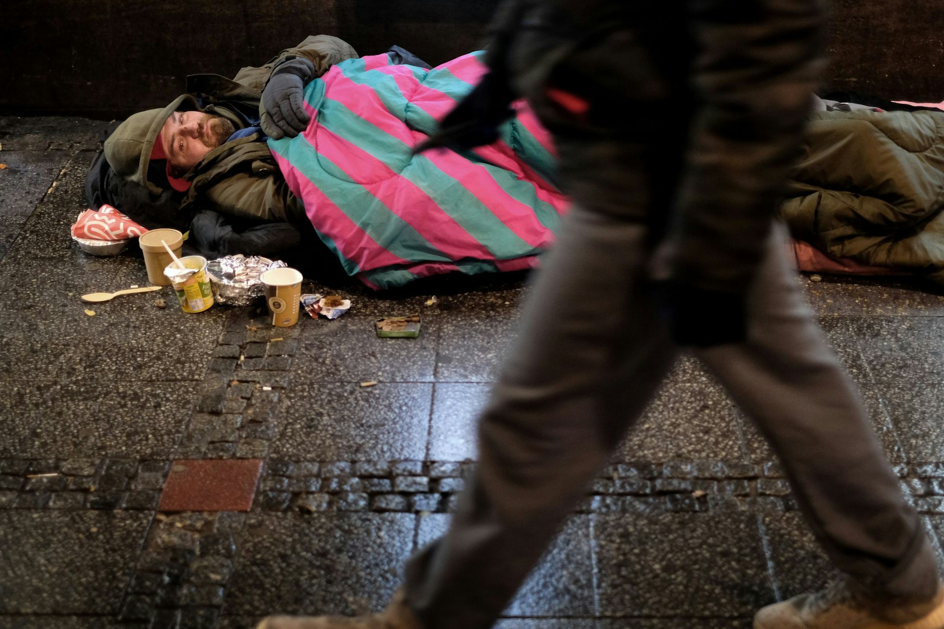 Bahnbrücke an der Hardenbergstraße am Zoo: Hier leben viele obdachlose Menschen.