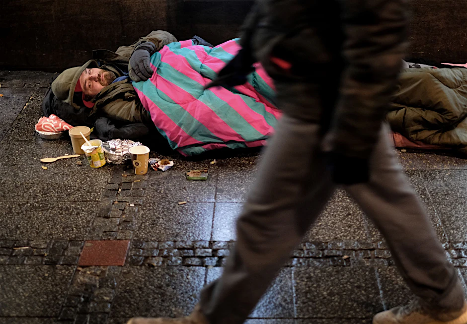 Bahnbrücke an der Hardenbergstraße am Zoo: Hier leben viele obdachlose Menschen.