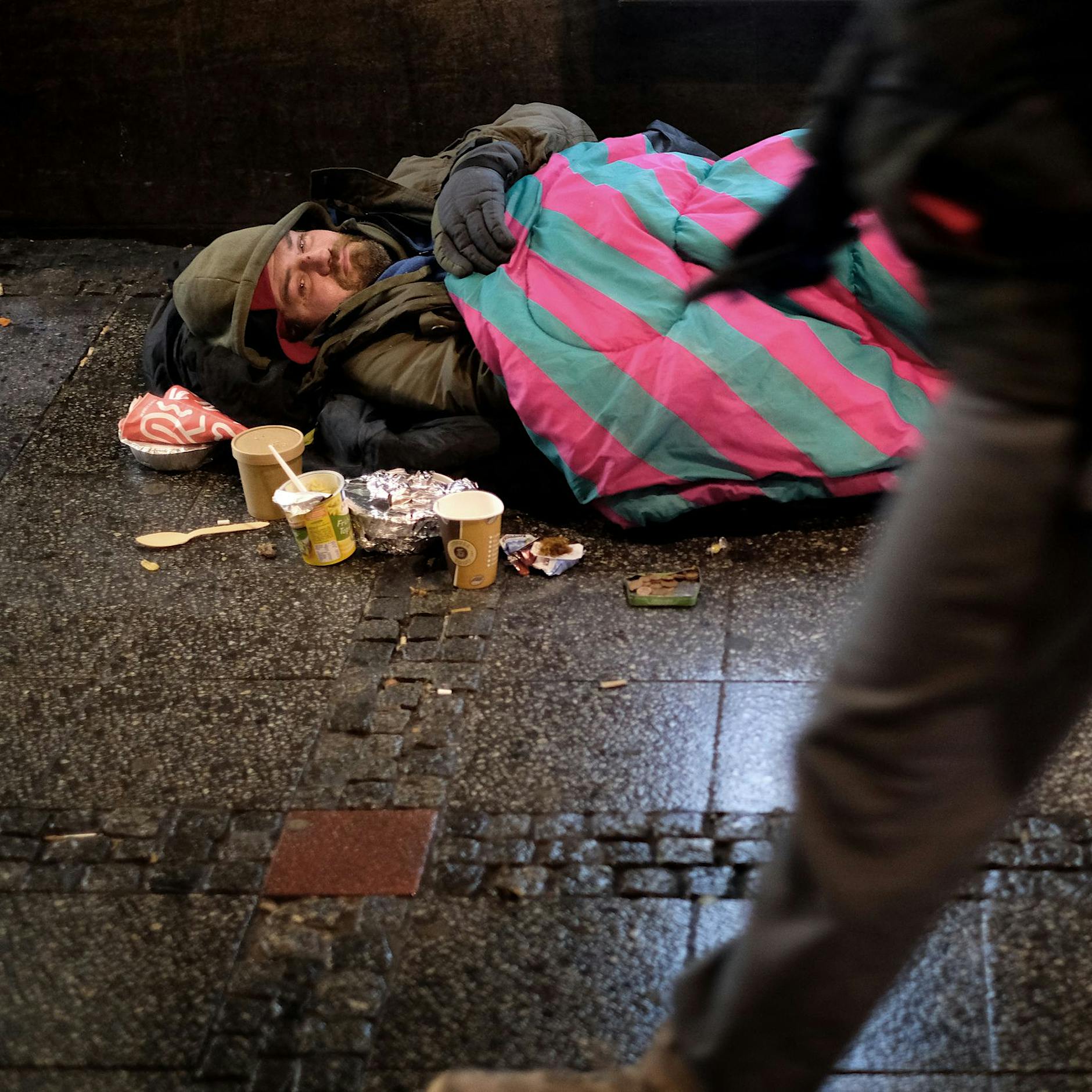 Ist es besser, einem Obdachlosen Geld oder Essen zu geben?