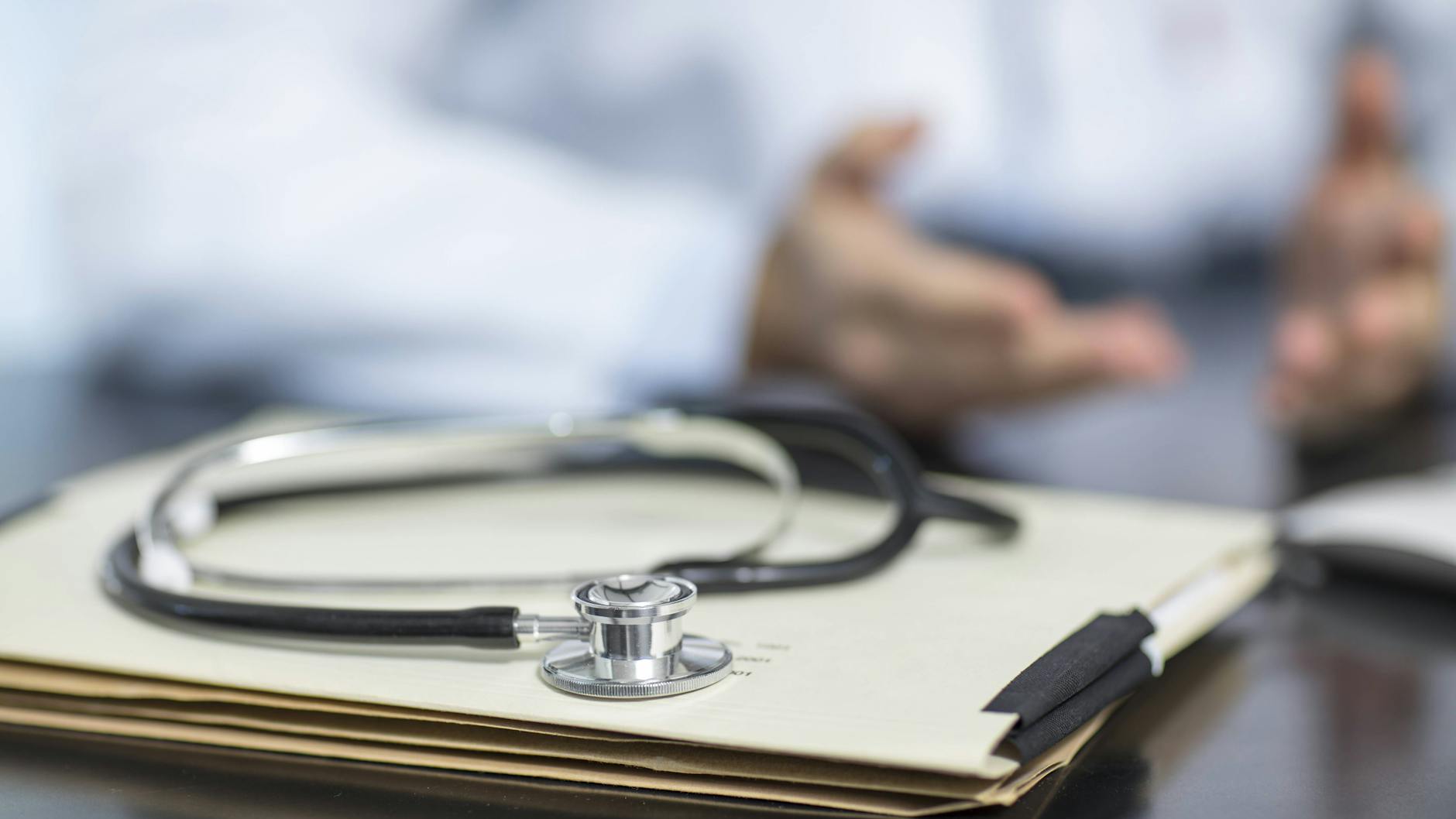 Mediziner sind aktuell dazu verpflichtet, bei vorliegenden medizinischen Voraussetzungen ein Attest auszustellen, das eine Impfung gegen Sars-Cov-2 ausschließt. 