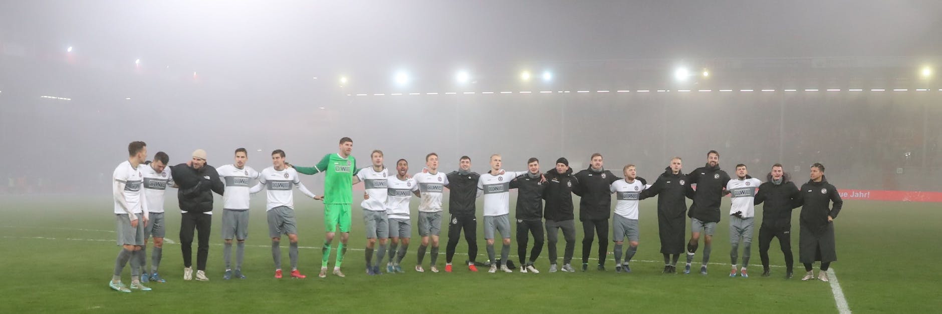 Jubelten nach dem Nebelspiel in Cottbus über das Unentschieden wie über einen Sieg: Die Kicker des BFC Dynamo. 