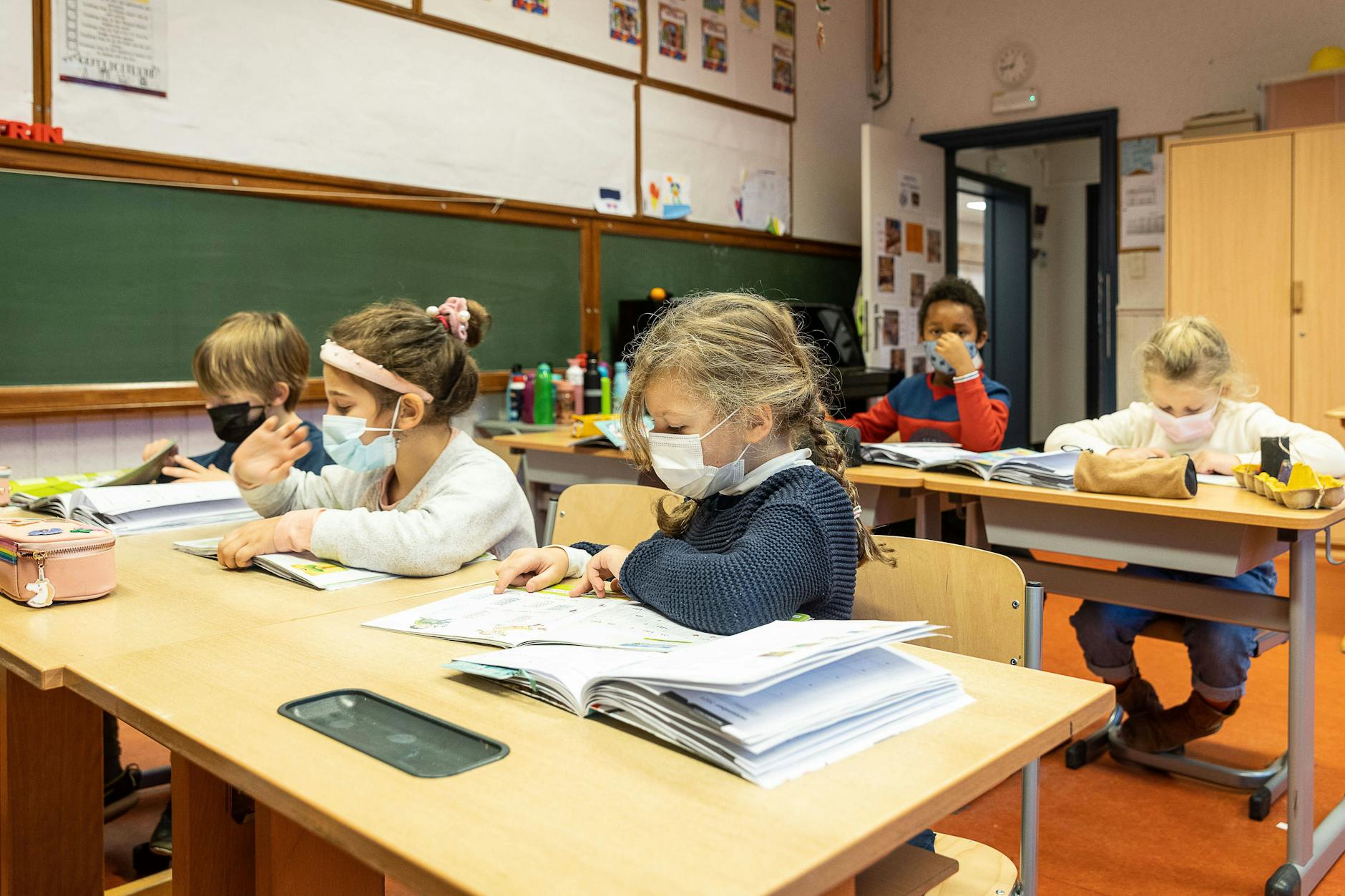 Kinder sollten in der Schule Stoff- bzw. OP-Masken tragen. FFP2-Masken seien wegen eines zu hohem Atemwiderstands ungeeignet, so die Stiftung Warentest.
