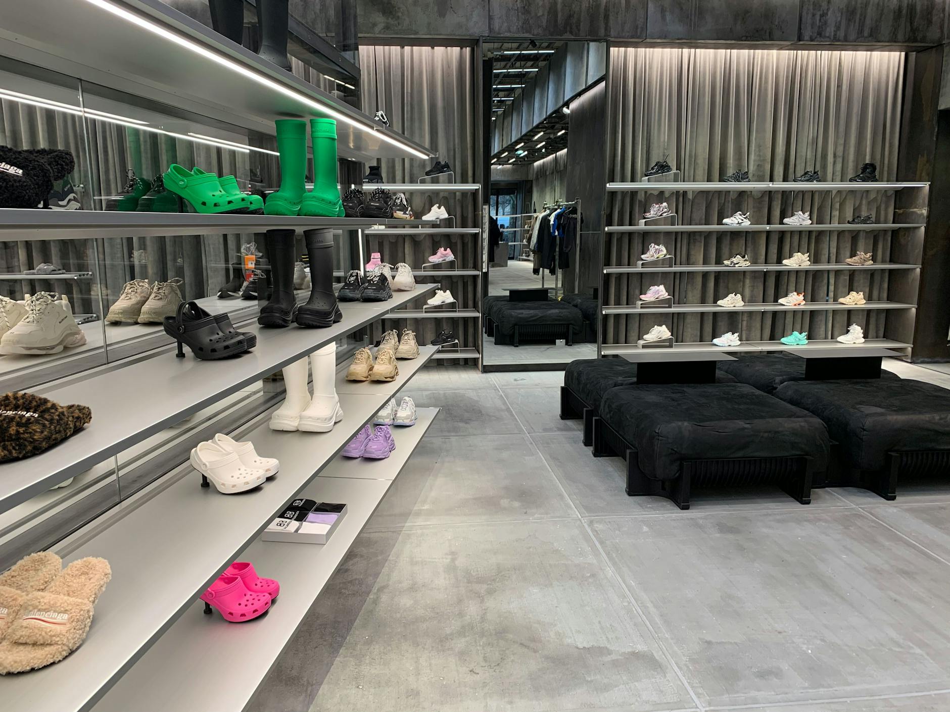 Der erste Berliner Balenciaga-Store, bestückt mit der aktuellen Kollektion.