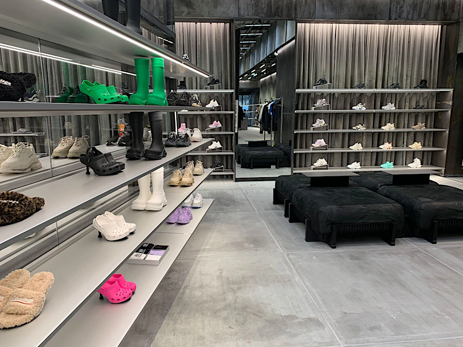 Der erste Berliner Balenciaga-Store, bestückt mit der aktuellen Kollektion.