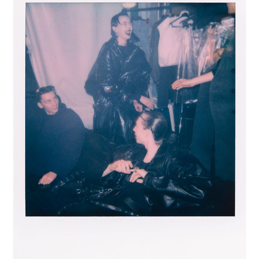 Auch Schnappschüsse, wie sie in den 90er-Jahren bei Modenschauen im Backstage-Bereich entstanden, wurden für&nbsp;„The Lost Tape“ nachgestellt.