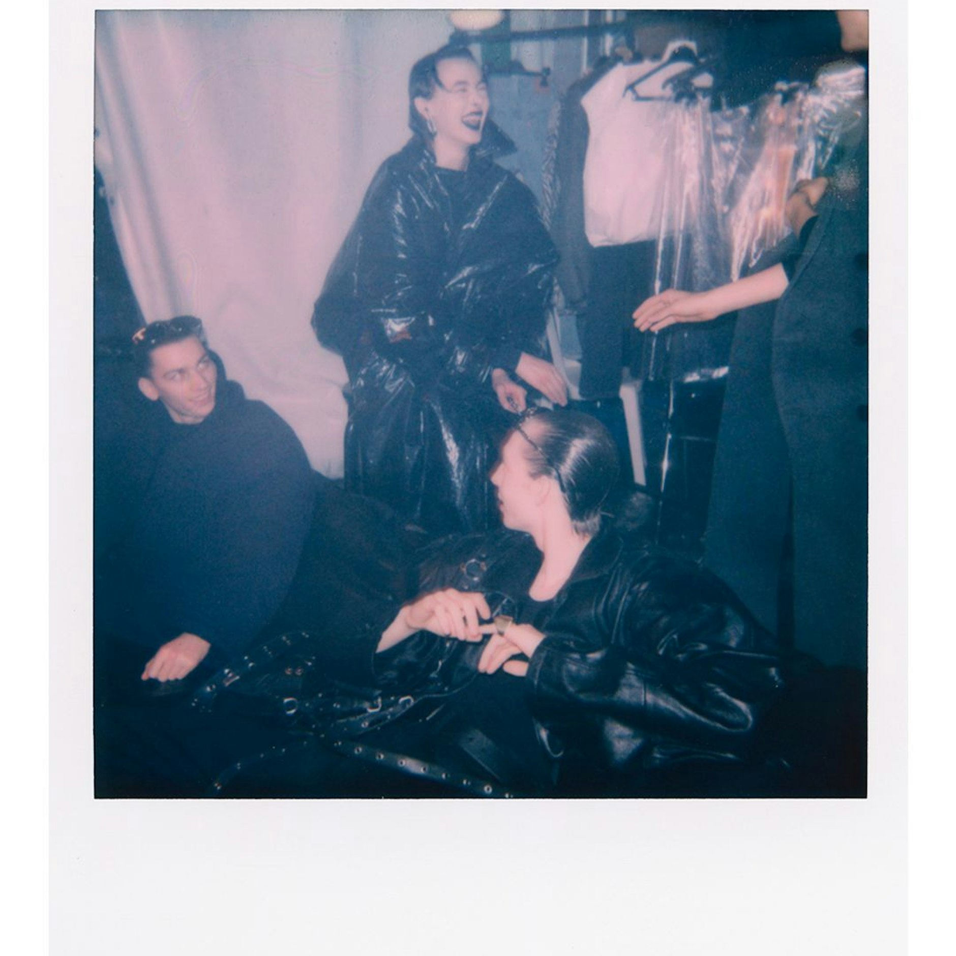 Auch Schnappschüsse, wie sie in den 90er-Jahren bei Modenschauen im Backstage-Bereich entstanden, wurden für&nbsp;„The Lost Tape“ nachgestellt.