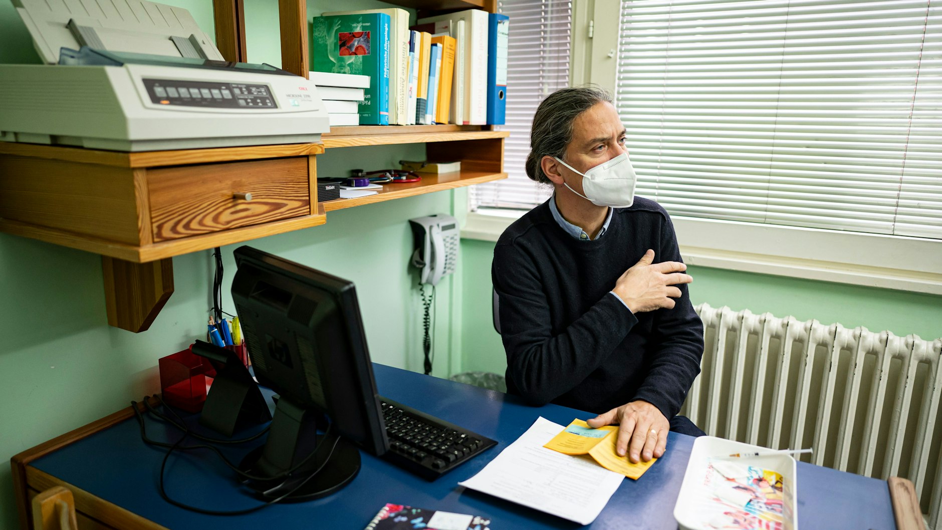 Dr. Jakob Maske, Bundespressesprecher des Berufsverbands der Kinder- und Jugendärzte, sitzt in seiner Praxis und berät einen Patienten.&nbsp;