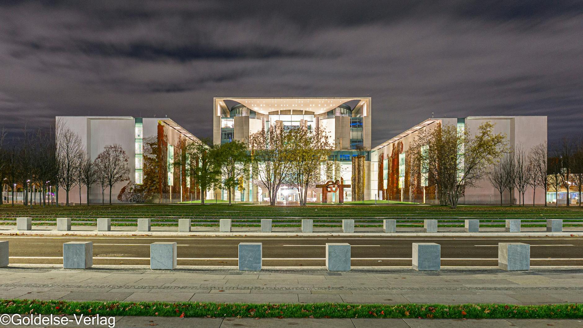 Willy-Brandt-Straße. Bundeskanzleramt. Der letzte macht das Licht aus. 