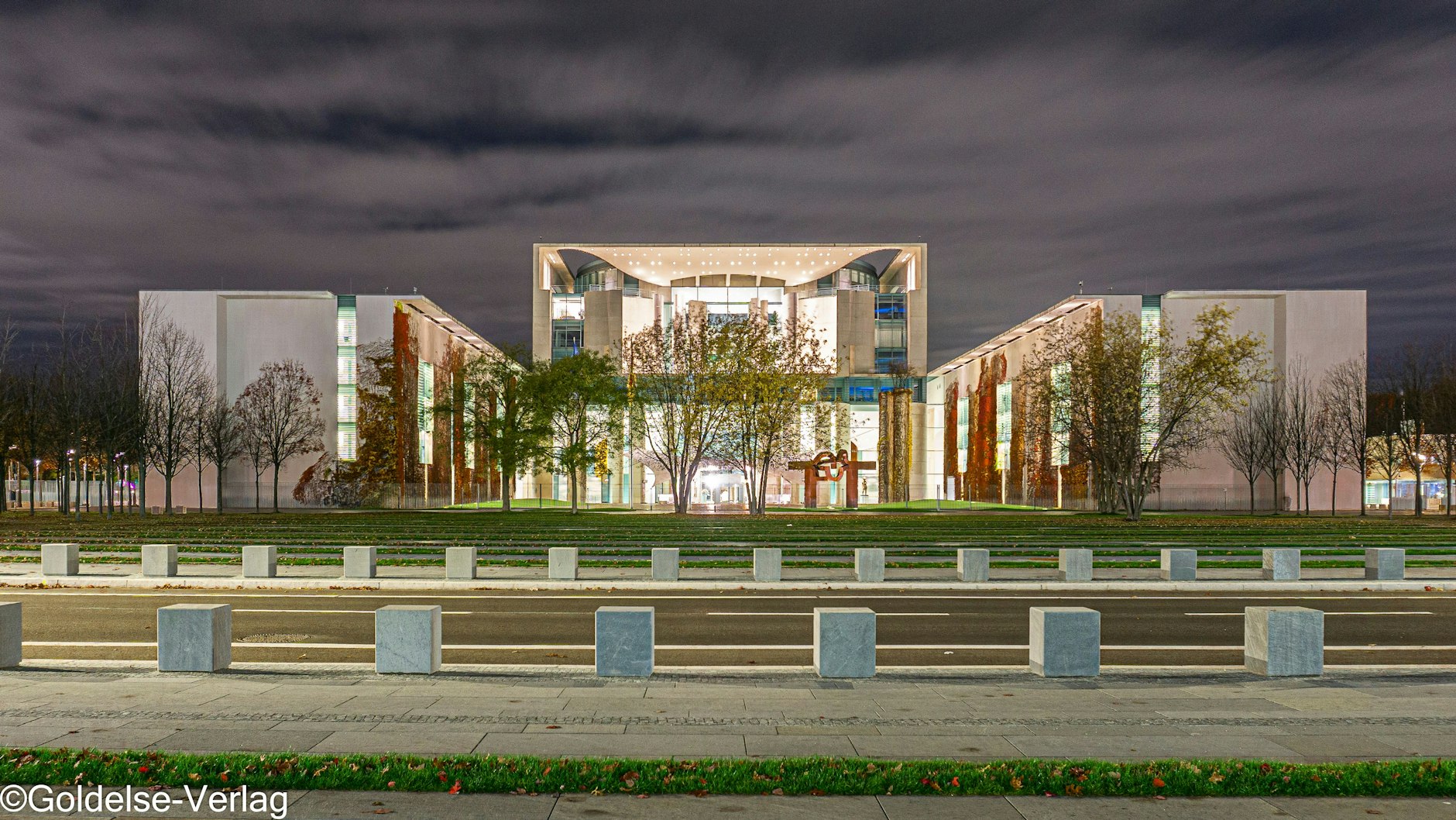 Willy-Brandt-Straße. Bundeskanzleramt. Der letzte macht das Licht aus.&nbsp;
