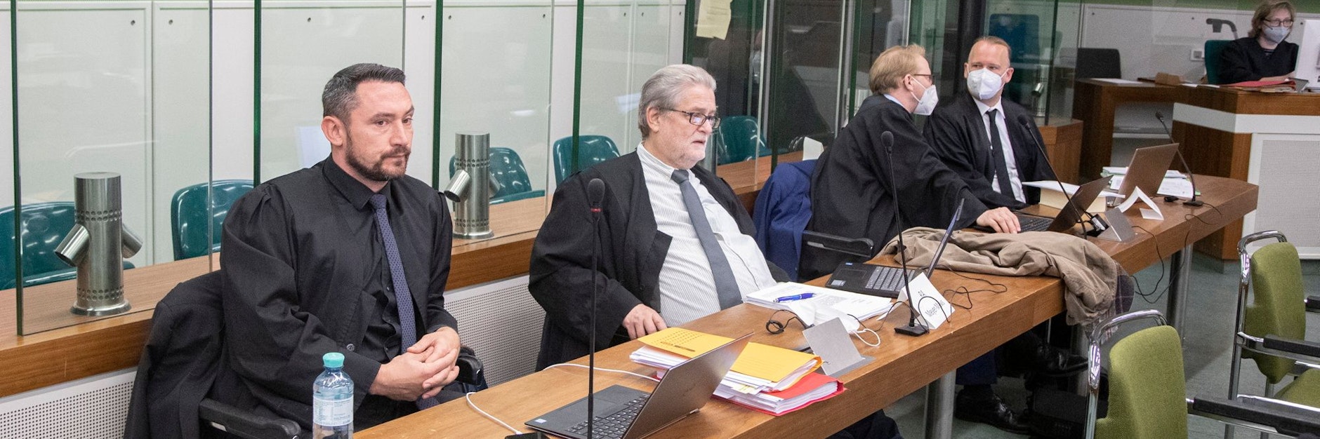 Erster Berliner Prozess im „Encrochat“-Fall: Für Fotos waren nur die Anwälte der vier Angeklagten im Gerichtsssaal.