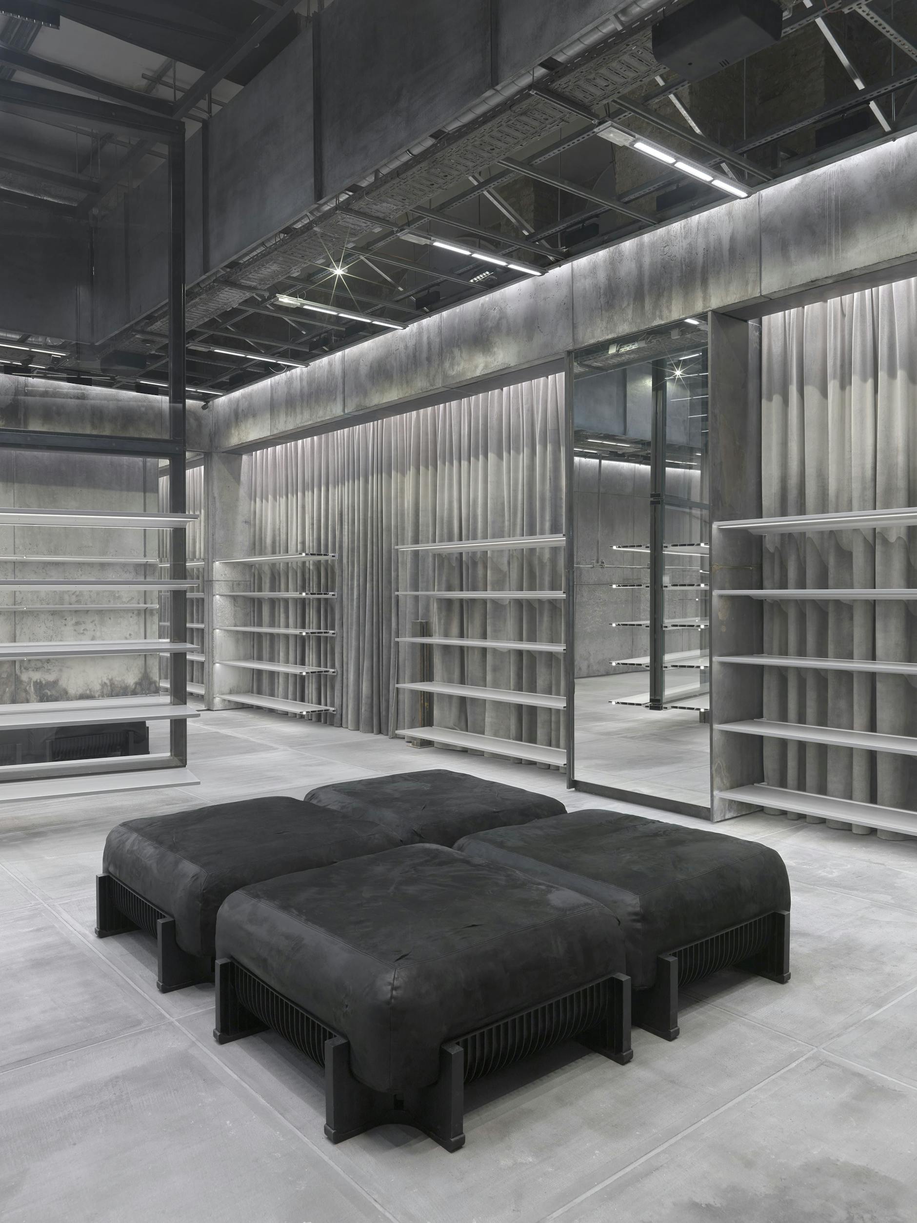 Schuhe anprobieren oder chillen: Auf diesen Polstern geht theoretisch beides. Der in Berlin ansässige Niklas Bildstein Zaar hat den Raum gestaltet.