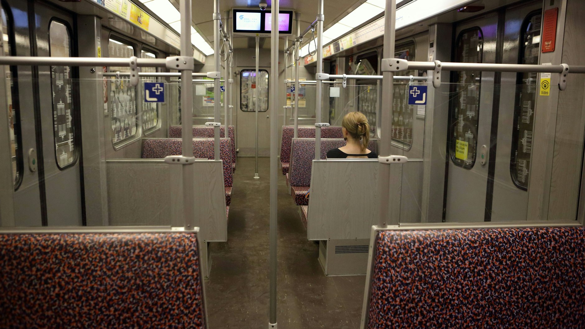 Seit 1989 nutzt die BVG dieses Sitzmuster: Eigentlich war es damals aber nur für U-Bahnen in West-Berlin gedacht.