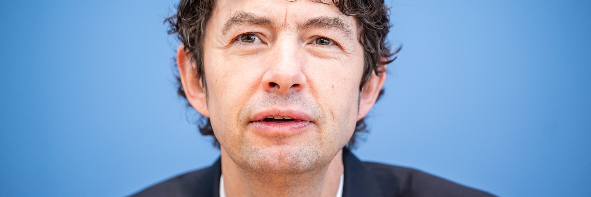 Virologe Christian Drosten von der Berliner Charité warnt eindringlich vor der Omikron-Variante. 