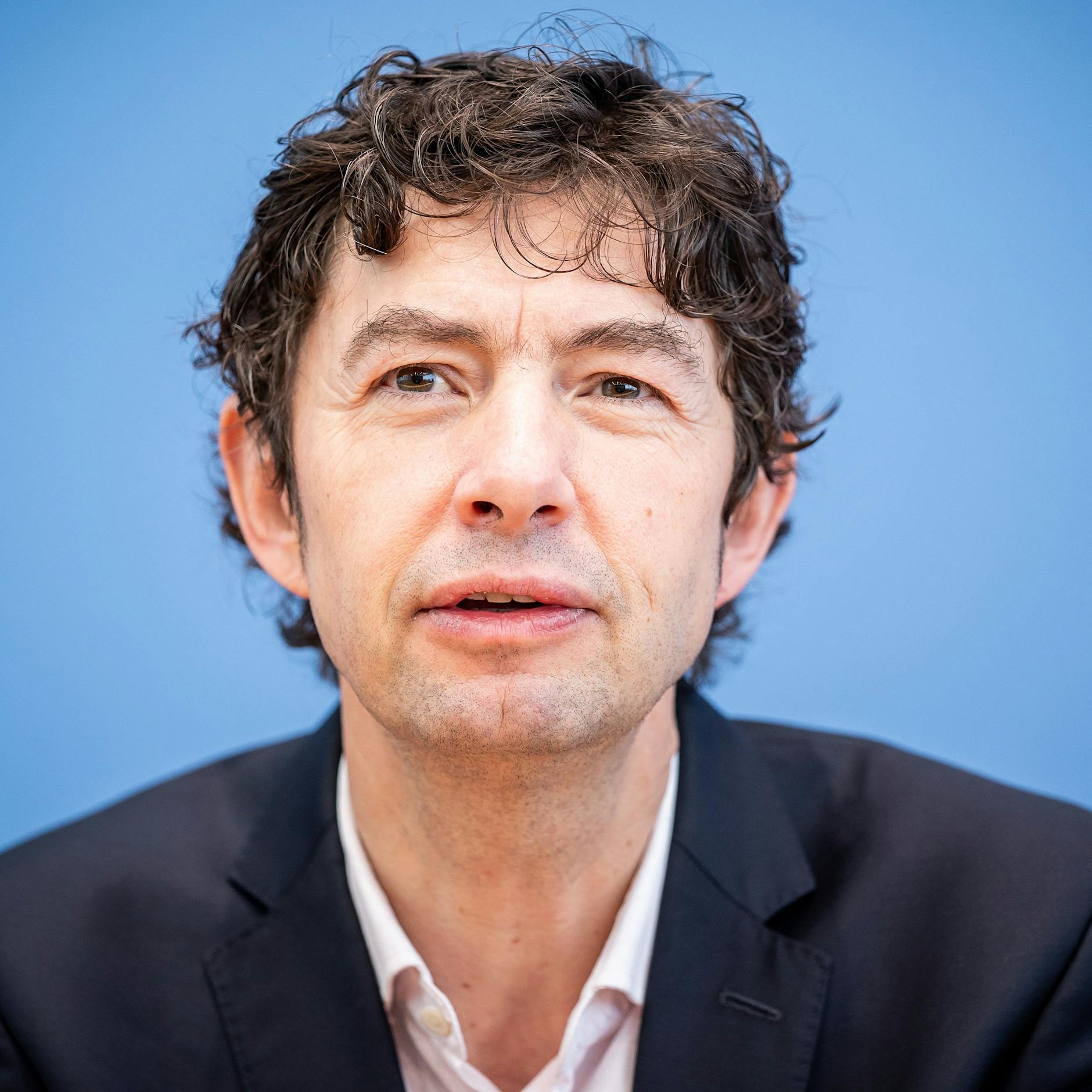 Panik wegen Omikron! Drosten warnt: „Jeder soll sich sofort boostern lassen“ +++ RKI fordert Kontaktbeschränkungen