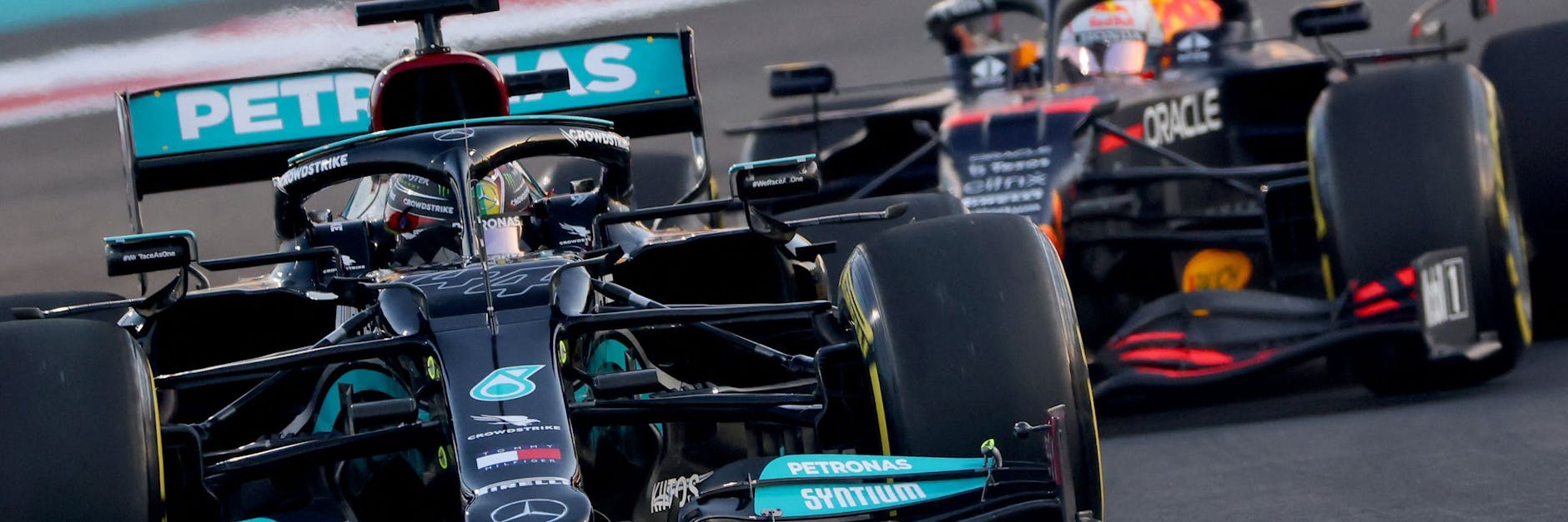 Zwischen Lewis Hamilton (li.) und Max Verstappen (re.) entscheidet sich am Sonntag die Formel-1-WM.